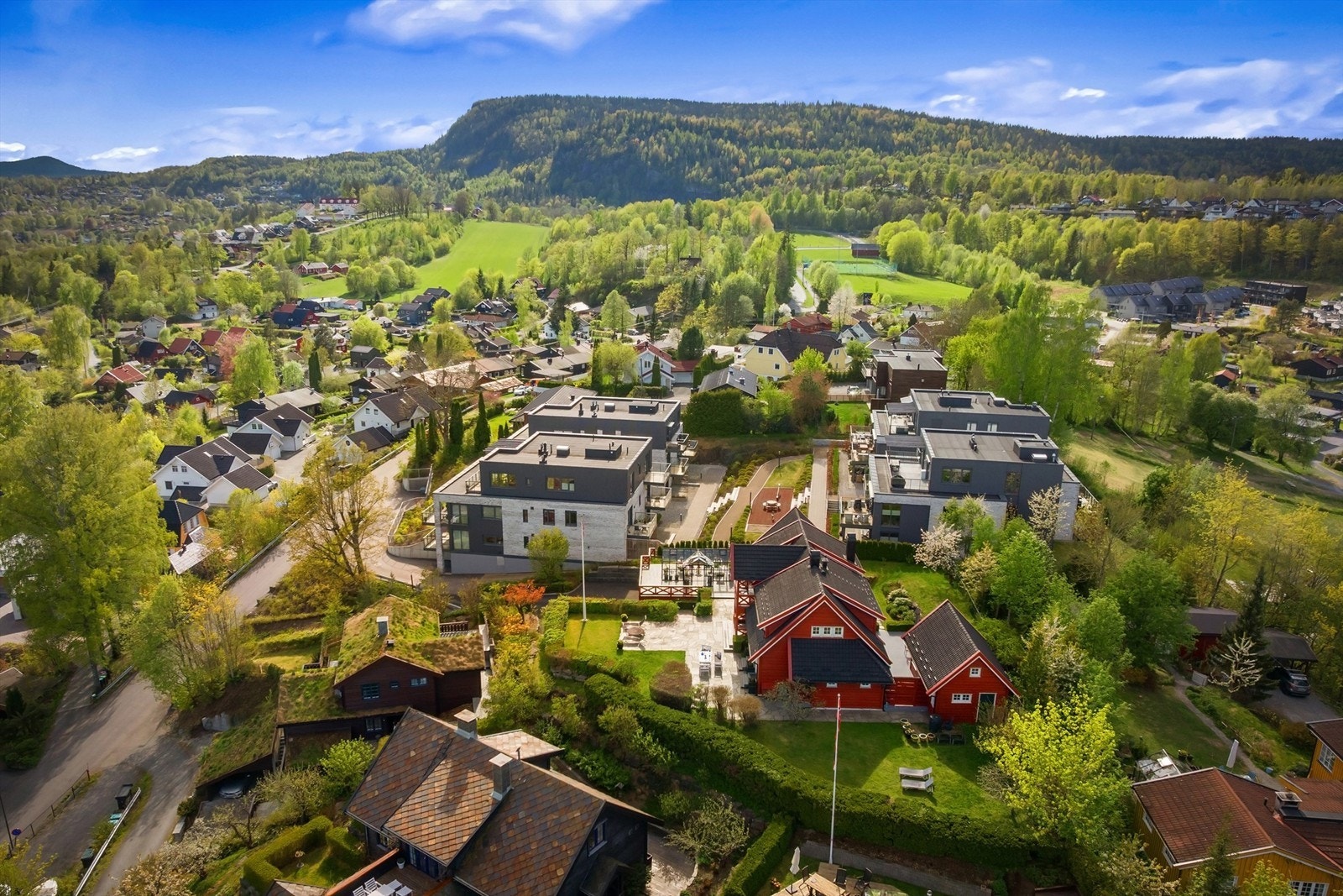 Boligen ligger svært barnevennlig til, med kort og trygg skolevei på ca. 500 meter til Billingstad barneskole. Det ligger flere barnehager i kort gangavstand fra boligen Galleribilde
