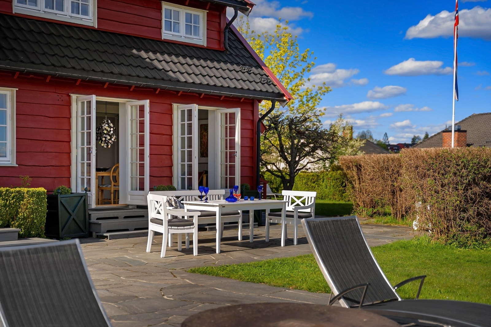 Terrassen ved stuen er på hele 72 kvm Galleribilde