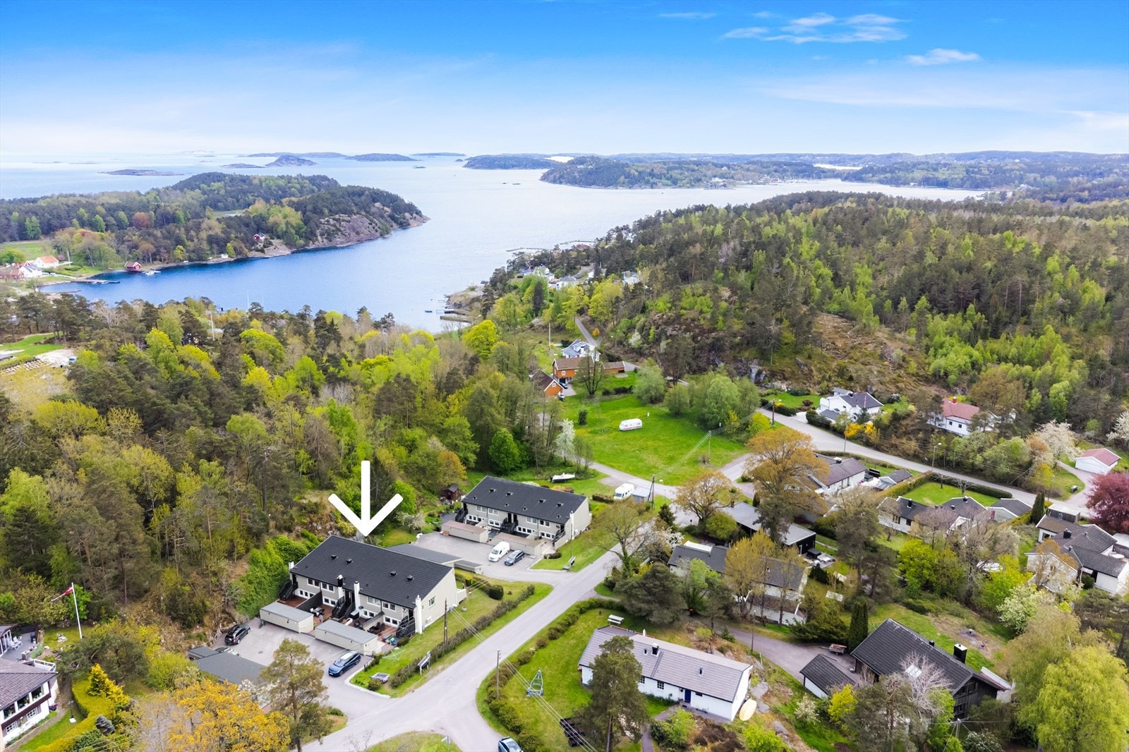 Velkommen til Strandåsveien 3B! Fotograf: Bk Eiendomsfoto Bjørn Kjærra. Fasade og drone: Frank Hesjedal. Galleribilde