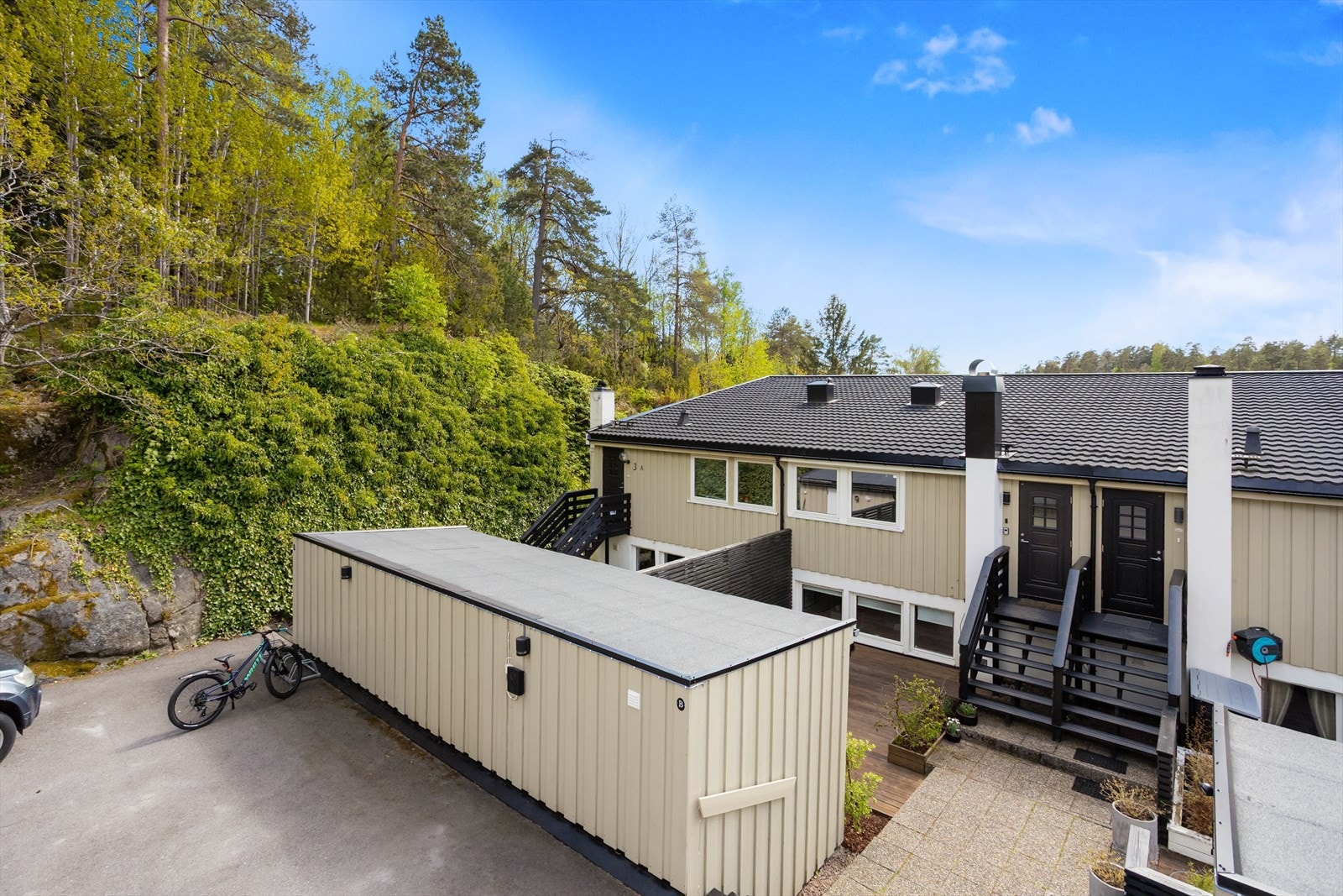 Mulighet for parkering utenfor inngangspartiet, her er det montert elbil lader. Galleribilde