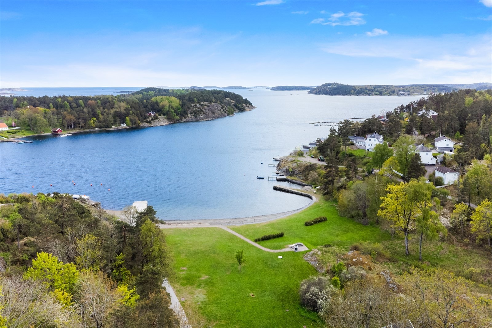 Bussforbindelser fra Torød gir enkel adkomst til Tønsberg sentrum og øvrige deler av Færder kommune, mens bilveien til Tønsberg sentrum tar ca. 15-20 minutter. Galleribilde