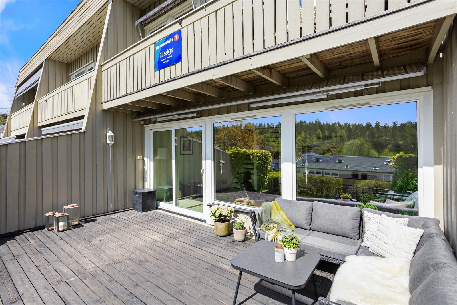 Fra stuen er det utgang til en flott og solrik terrasse. Galleribilde