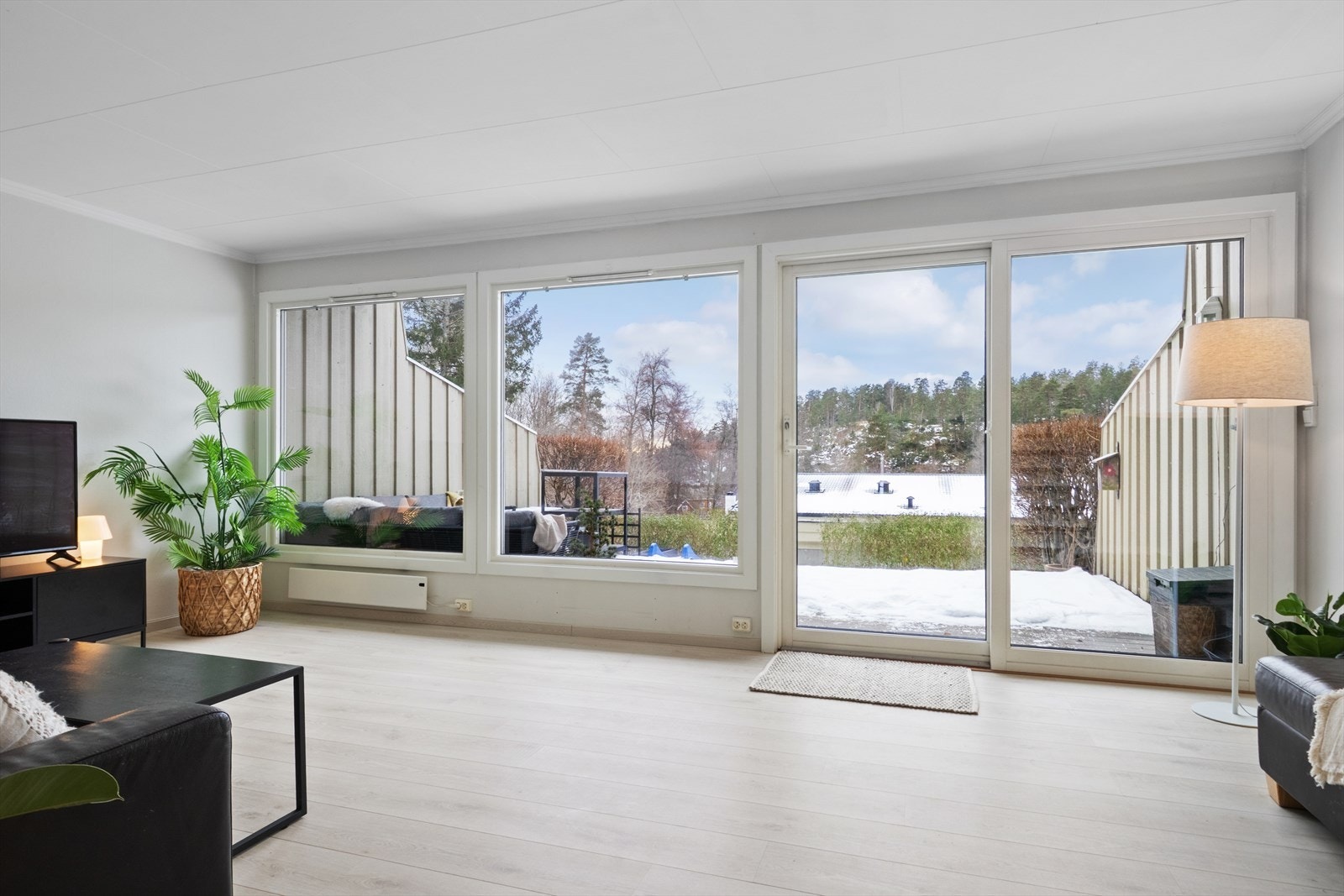 Fra stuen er det direkte utgang til en hyggelig og terrasse og hage. Galleribilde