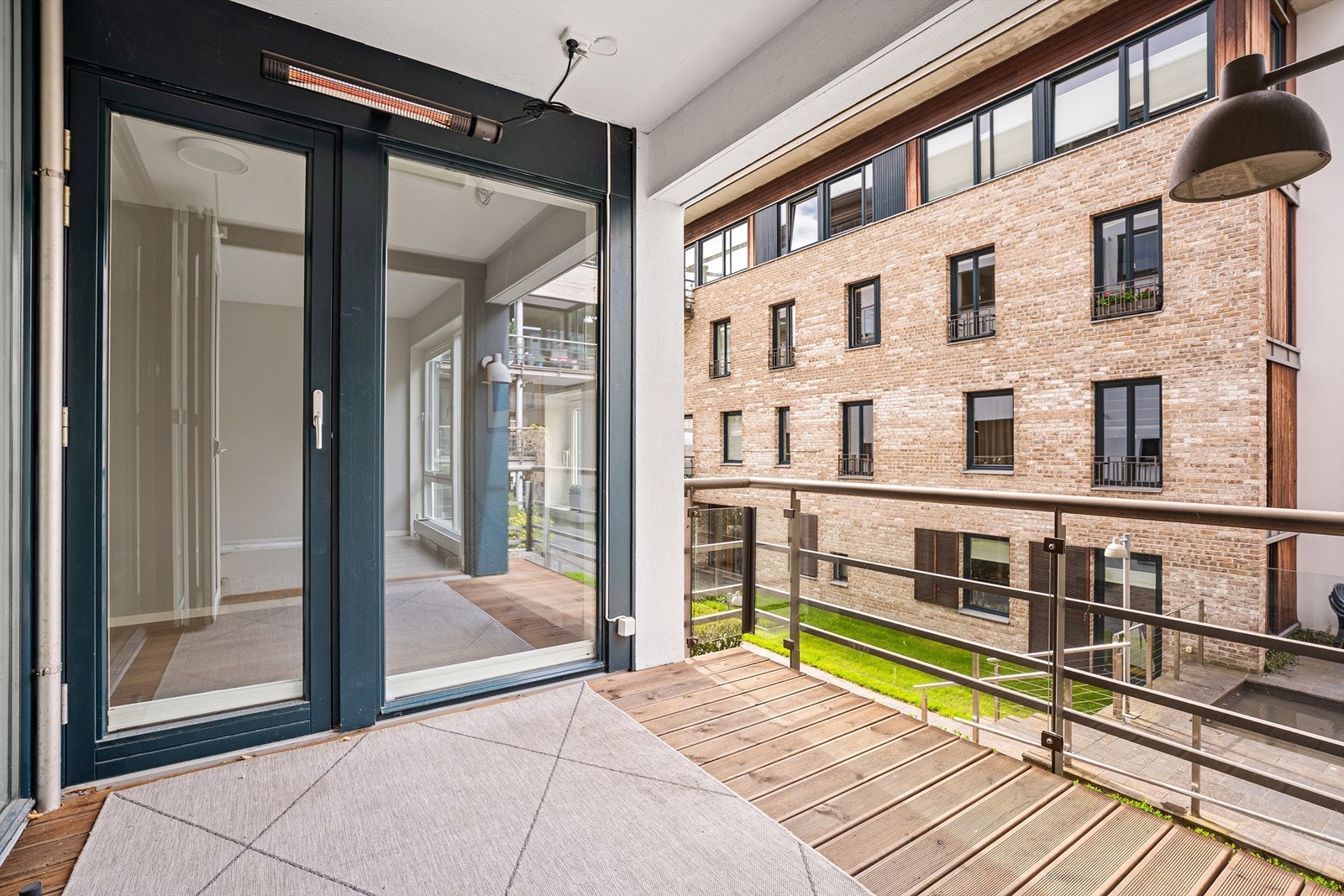 Sør/Vest-vendt balkong med sol fra formiddag til ca. kl. 19 om kvelden, det er strøm og uttak for strøm Galleribilde