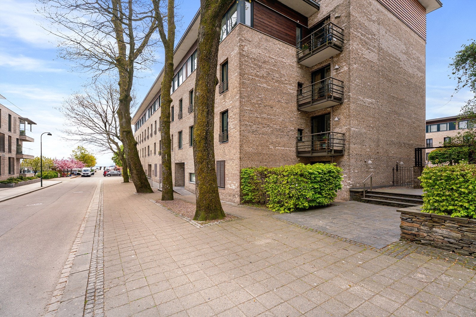 Inngang fra Kirkegata til leiligheten med trappefri adkomst og heis til leiligheten Galleribilde