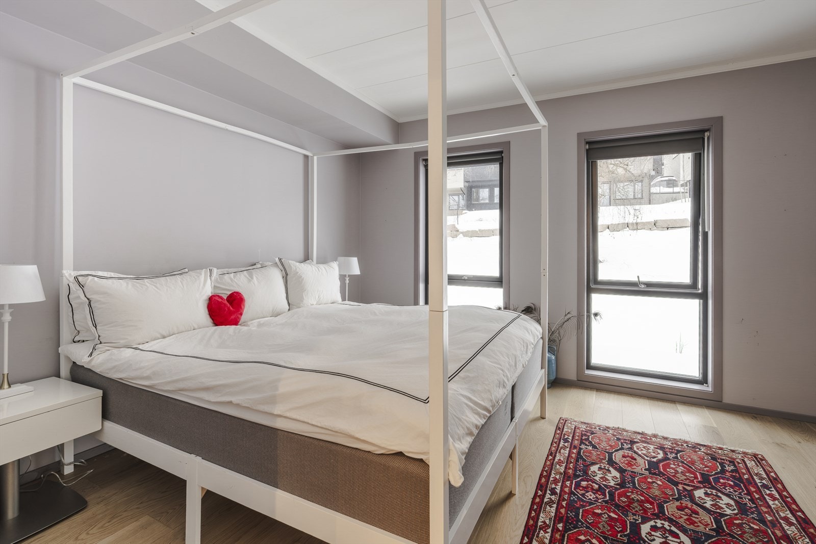 Rikelig med lysinnslipp fra vinduene. Galleribilde
