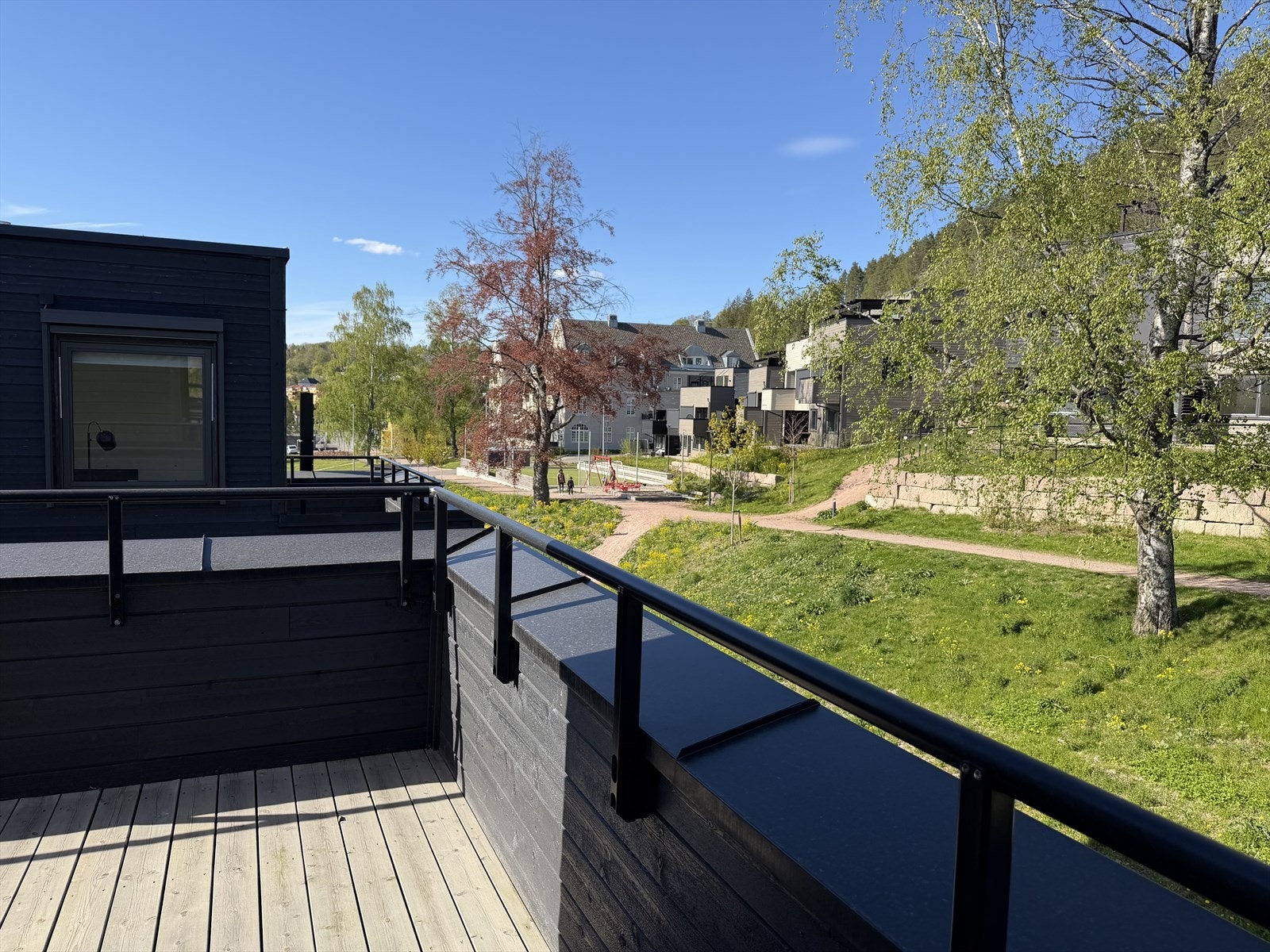 Moderne rekkehus fra 2021 over tre plan. Galleribilde
