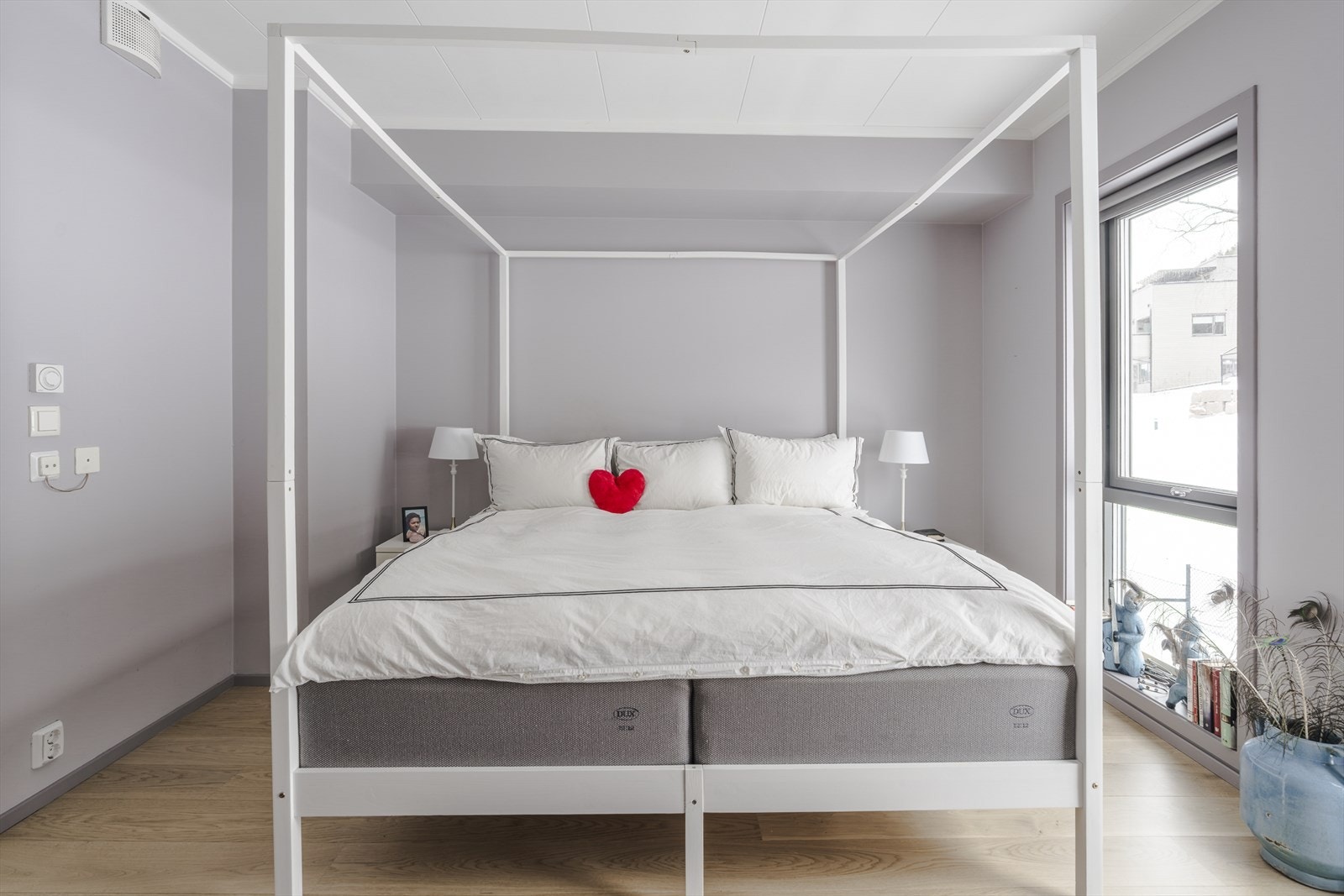 Lyst og romslig hovedsoverom. Galleribilde