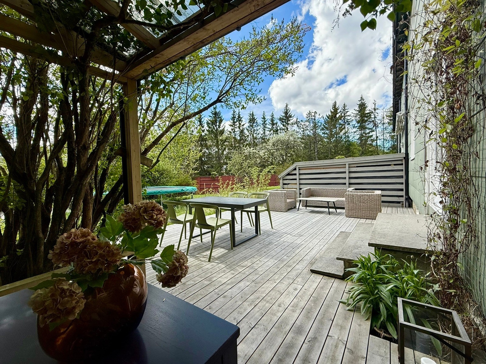 Sør-vest vendt terrasse med platting og hage. God plass for møblering. Galleribilde
