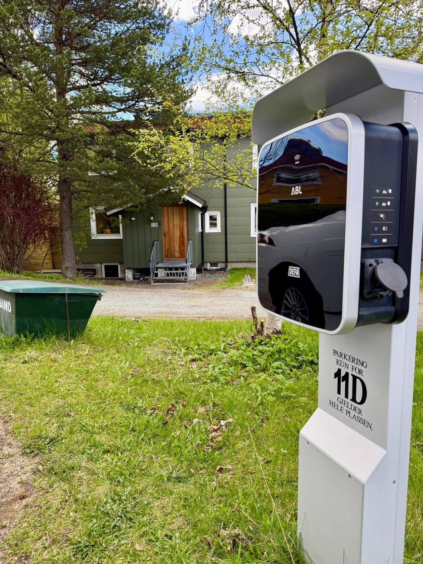 El-bil lader montert i 2019 på parkerinsplass som denne boligen disponerer. Galleribilde