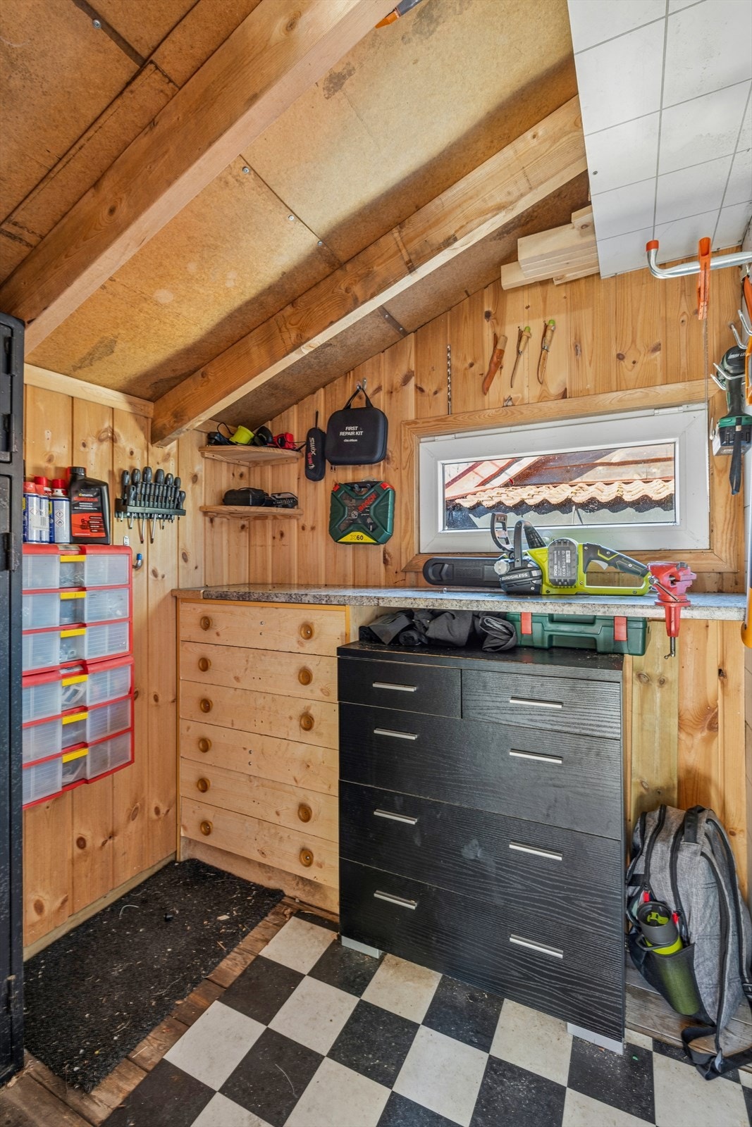 Eiendommen har rikelig med lagringsplass, med flere boder for verktøy, ved og utstyr. Galleribilde