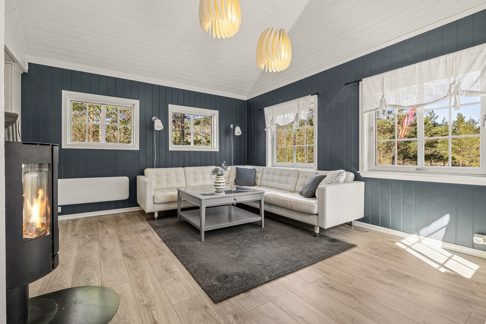 Gjennomgående laminat på gulvene binder rommene sammen og gir et helhetlig inntrykk. Galleribilde