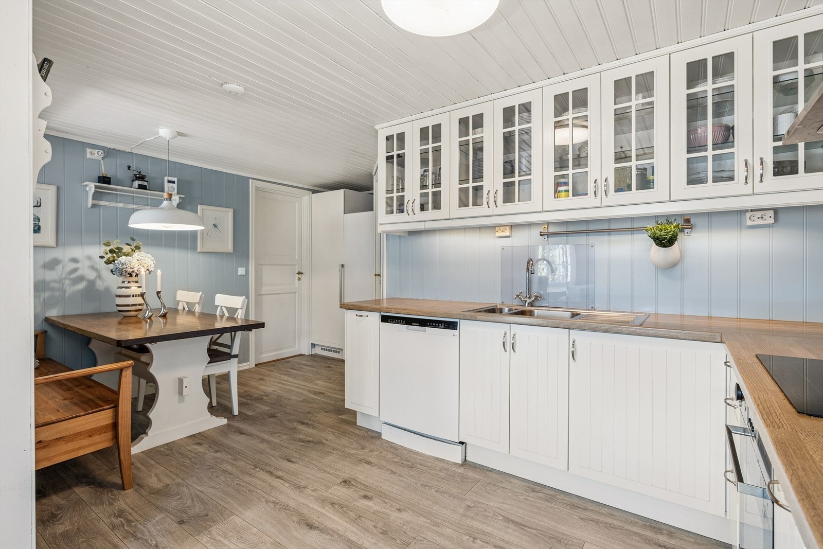 I tilknytning til kjøkkenet er det en naturlig plass for en hyggelig spiseplass. Galleribilde