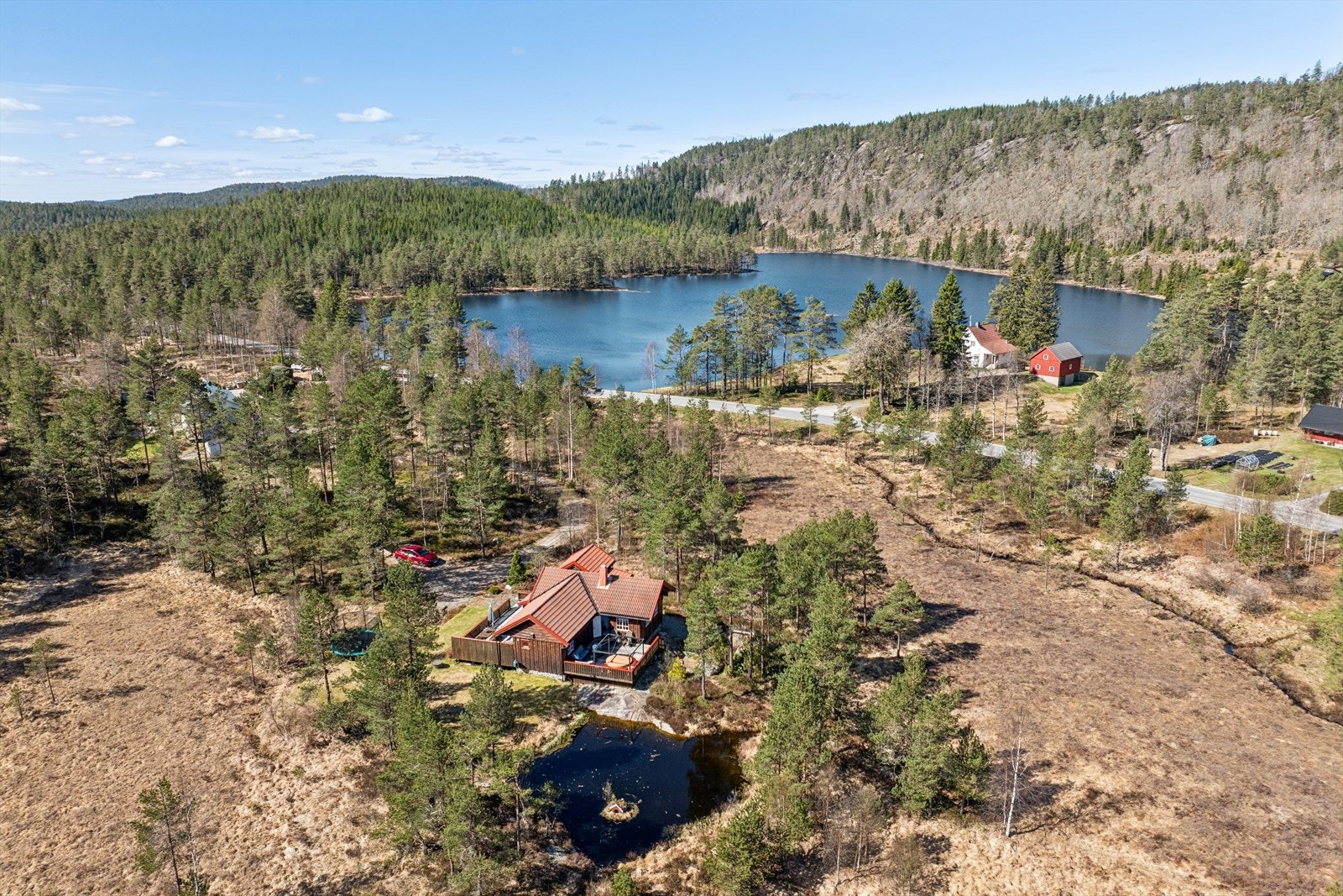 En tilbaketrukket og idyllisk beliggenhet. Denne hytta er bygget for helårsbruk og ligger i et terreng som inviterer til rekreasjon rett utenfor døren. Galleribilde