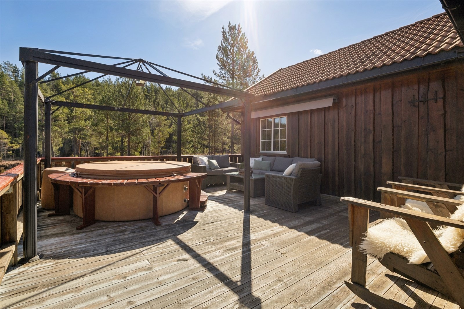 Med et samlet terrasseareal på 76 m² er det rikelig med uteplass for sosialt samvær og avslapning. Galleribilde