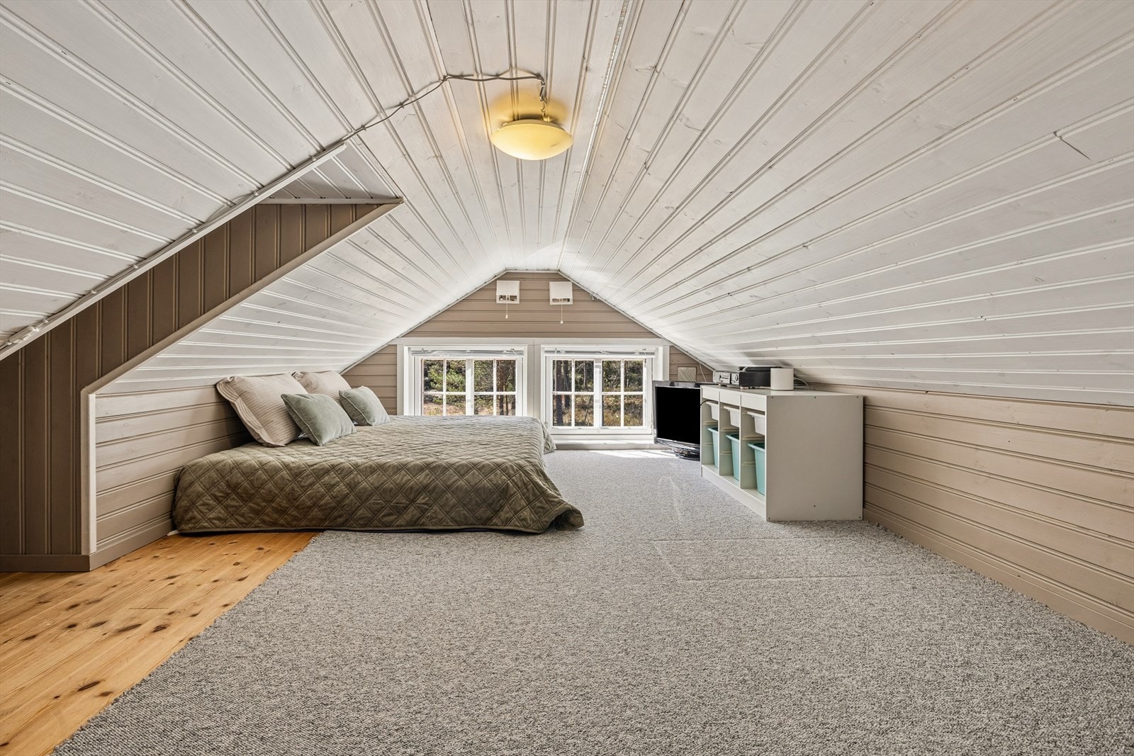 Loft/hems er en perfekt lekeplass for barna. Loftets areal er ikke måleverdig på grunn av takhøyden. Galleribilde