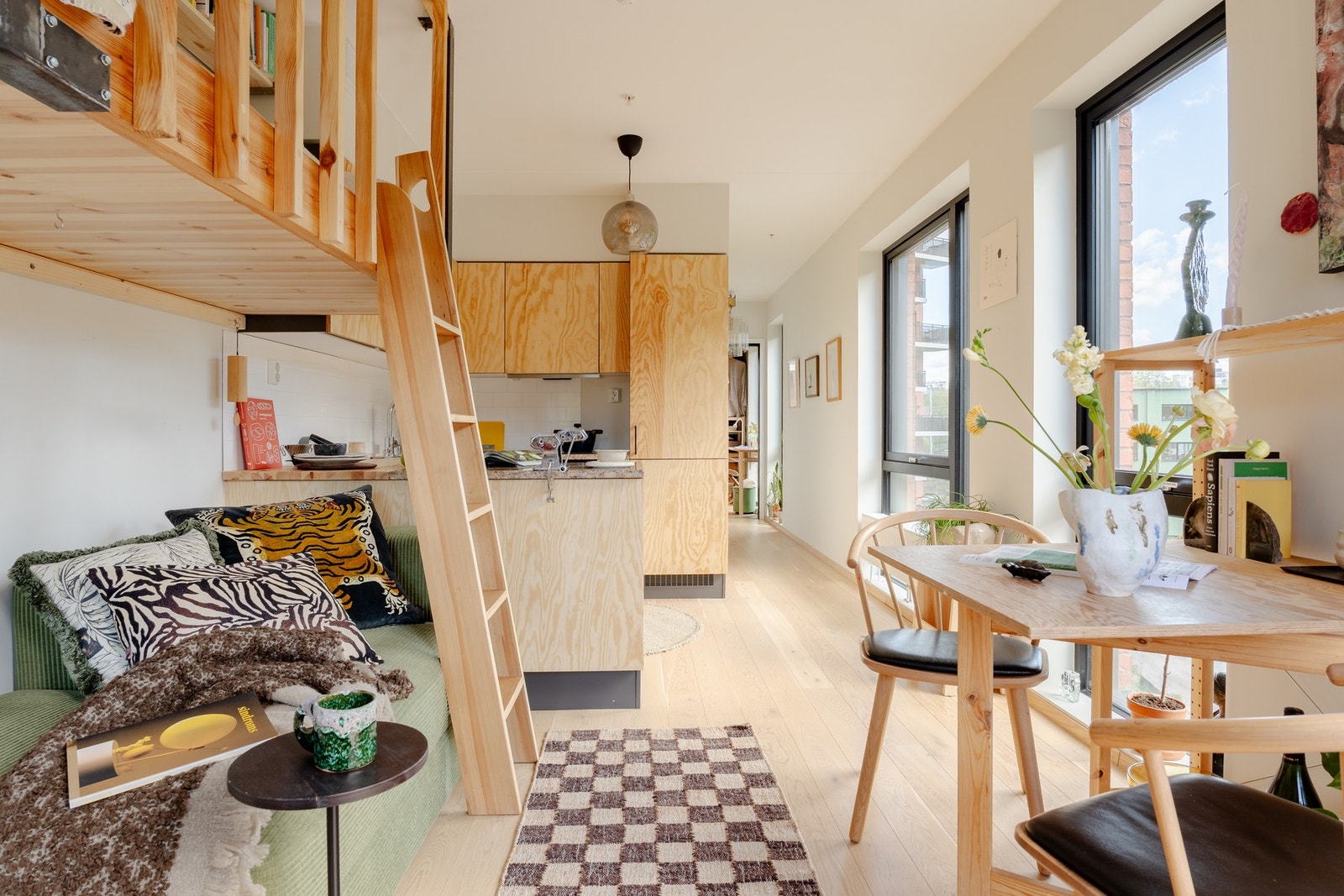 En designpreget hjørneleilighet med sydvestvendt balkong og plassbygde løsninger. Galleribilde