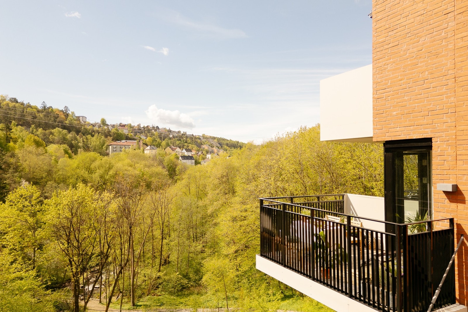 Leiligheten ligger fint til i 3. etasje med hjørneplassering og grønt utsyn. Galleribilde