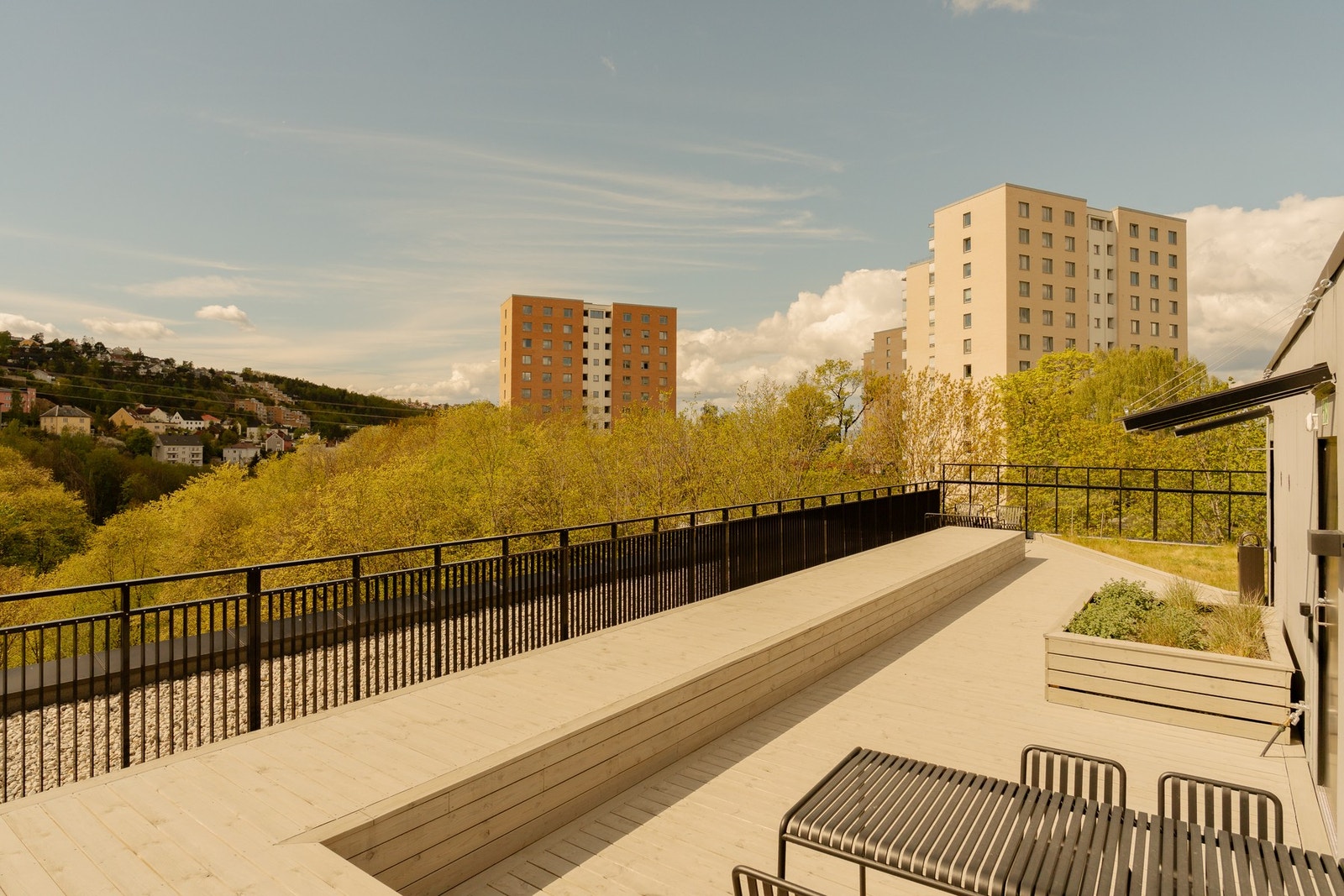 Romslig, felles takterrasse med flere sittegrupper. Galleribilde