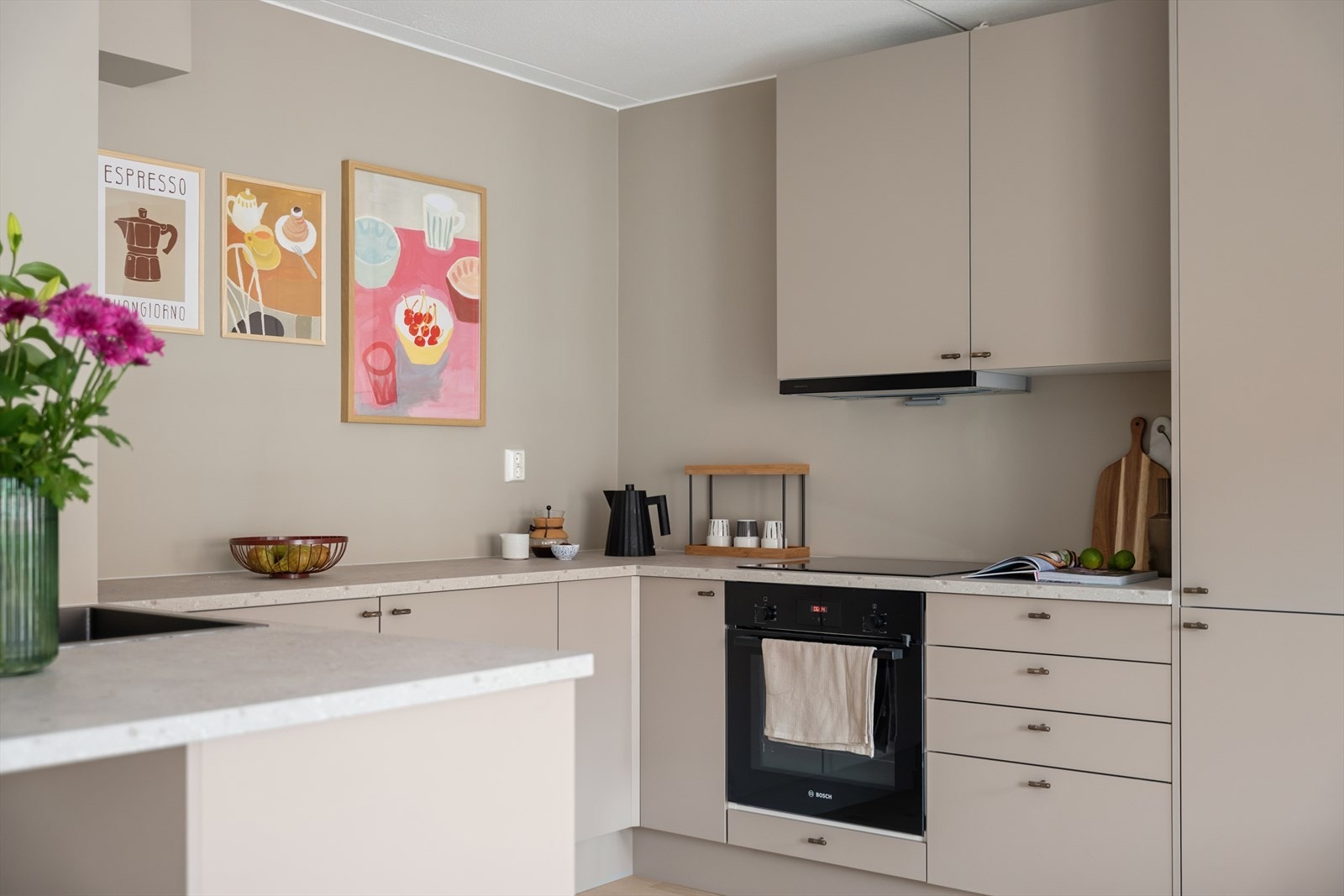 Et stilrent og tidsriktig kjøkken som gir et solid og praktisk utgangspunkt for daglig bruk - samtidig som det fungerer godt i en sosial romløsning. Galleribilde