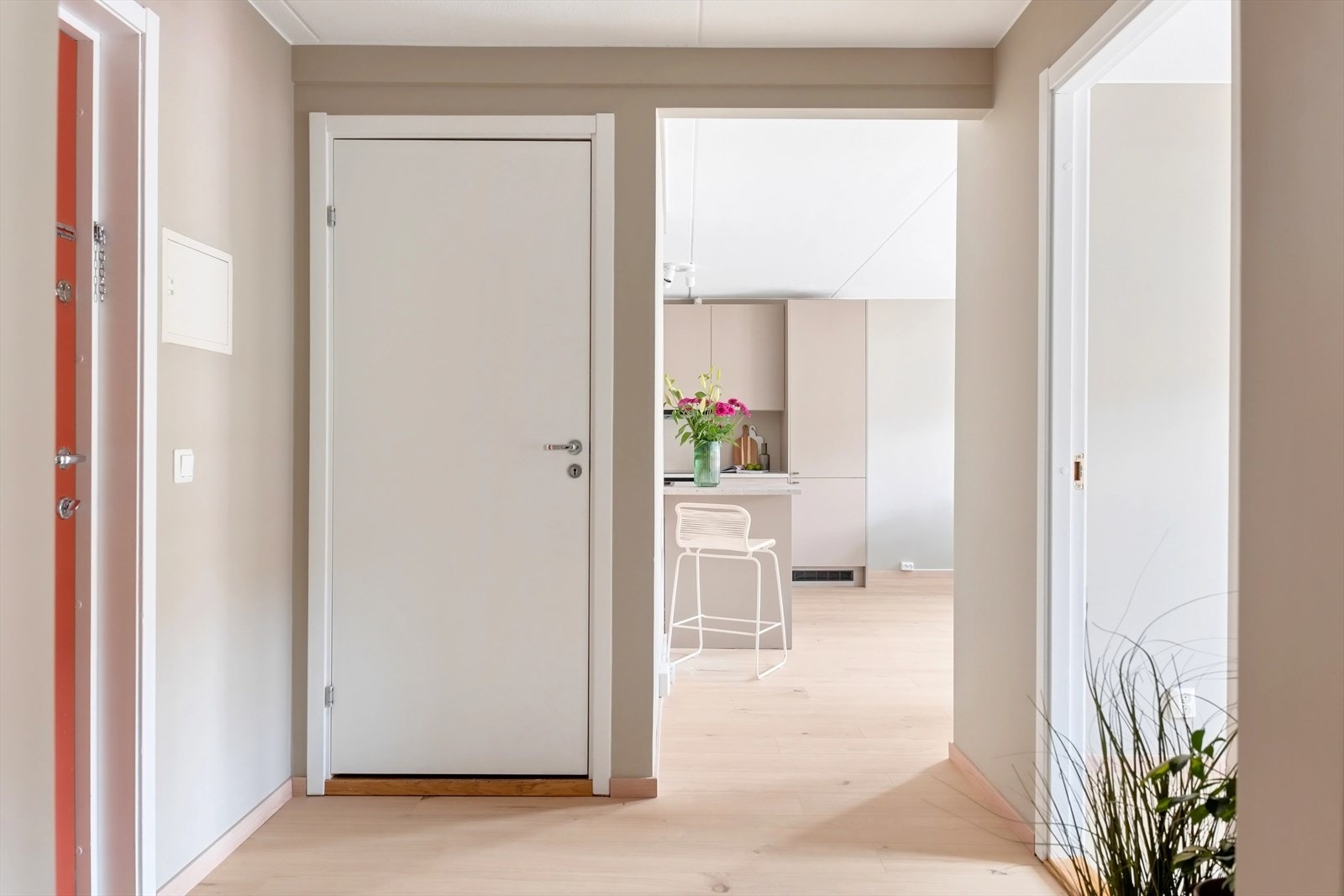 Gangen er romslig og har gode muligheter for oppbevaring, samtidig som du raskt får en god følelse av leiligheten. Galleribilde