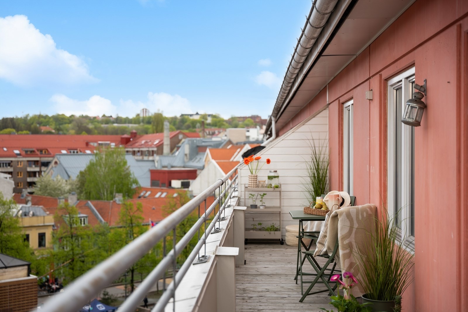 Nyt sommeren på takterrassen der du har mulighet til å dyrke grønnsaker og innrede i ulike soner. Galleribilde