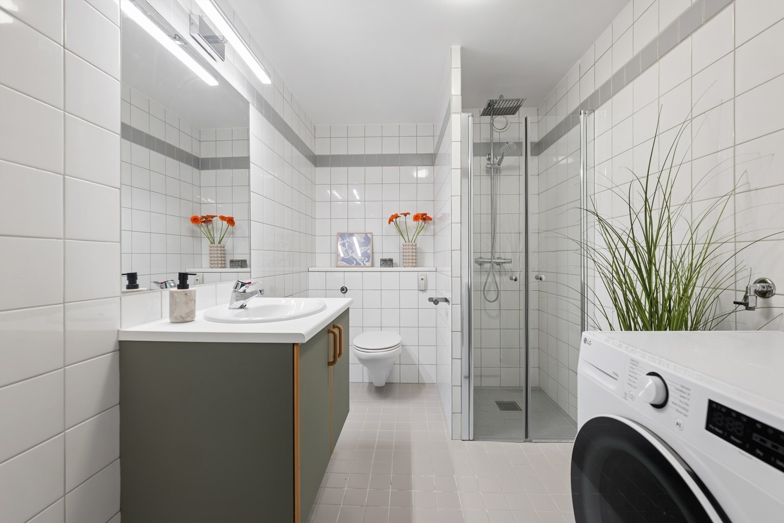 Badet er romslig med god plass til vaskemaskin og høyskap. Badet har godt med lys fra nye lyskilder. Galleribilde