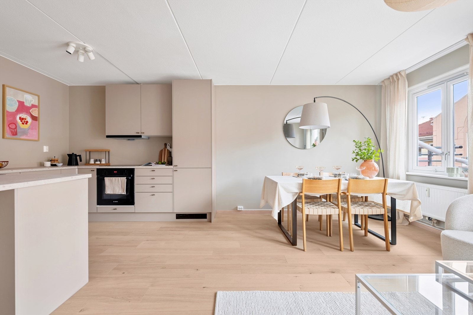 Inviter venner og familie på besøk - her er det god plass til langbord og stuemøblement. Galleribilde