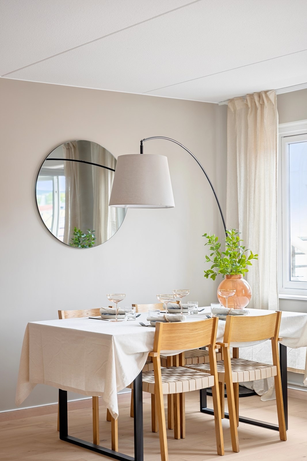 God plass for spisegruppe i stue. Galleribilde