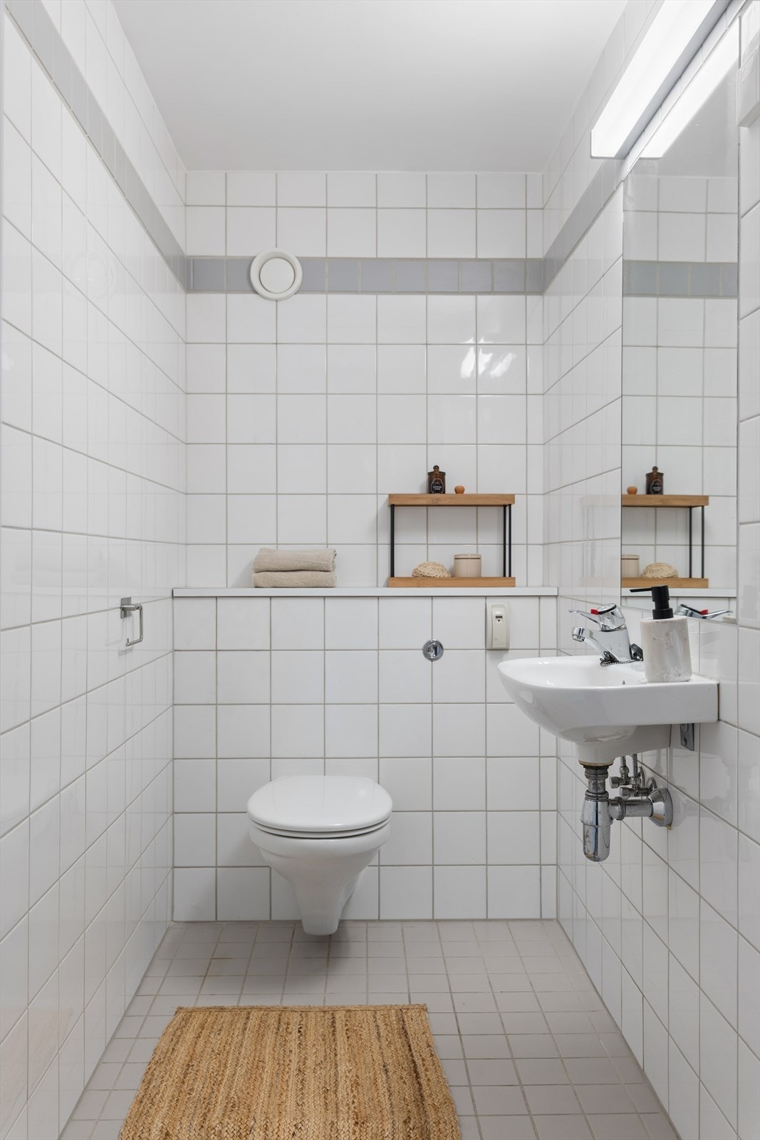 Leiligheten har et separat toalettrom, noe som er både praktisk og funksjonelt i hverdagen. Badet har godt med lys fra ny lyskilde. Galleribilde