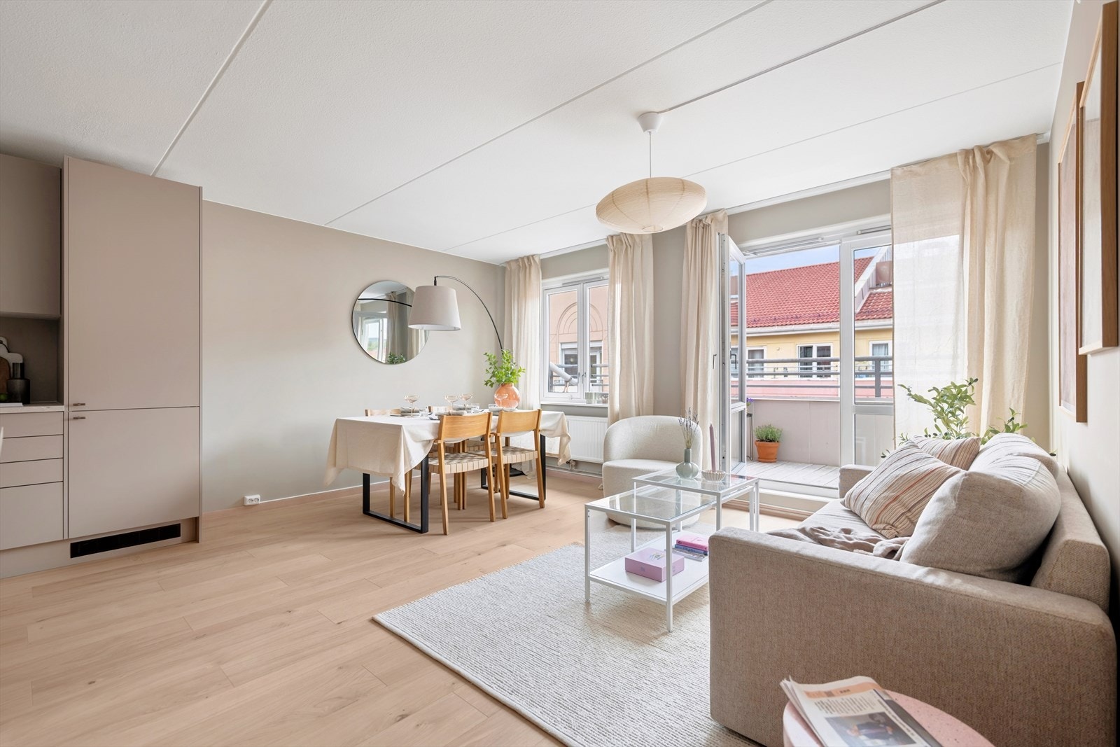 Lys stue med åpen løsning mot kjøkken, som gir en romslig og sosial atmosfære. Parkett på gulv og lyse, malte flater på vegger og himling gir et tidløst uttrykk. Galleribilde