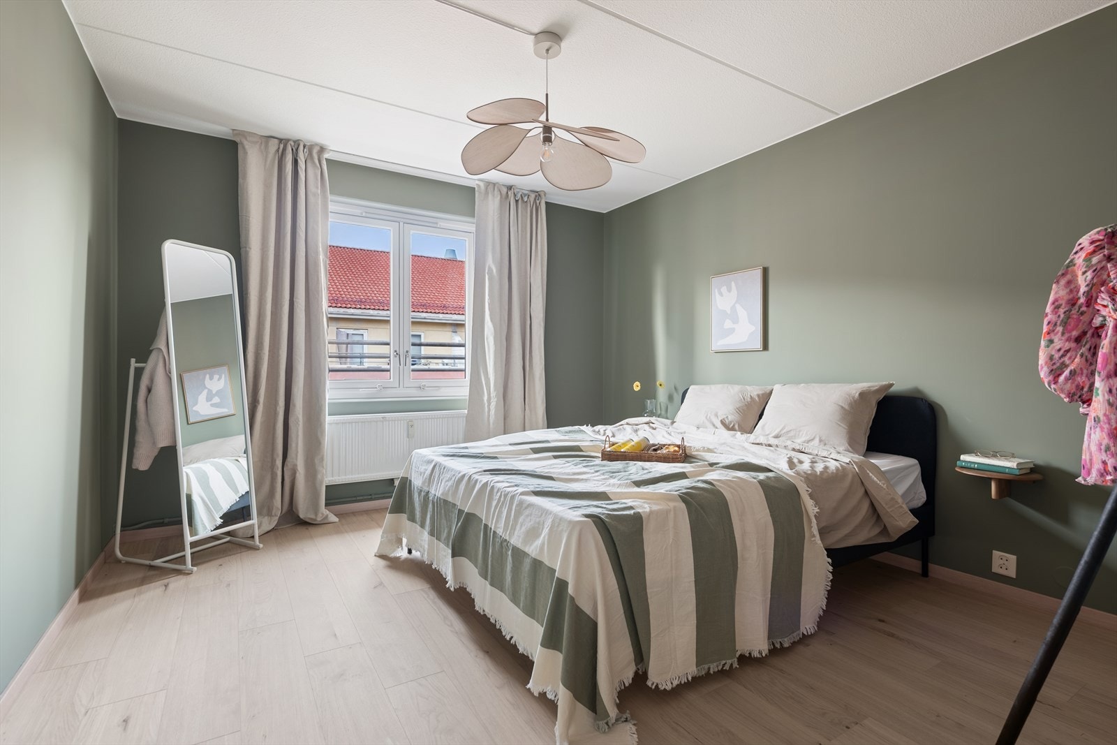 Hovedsoverommet har god plass til dobbeltseng og garderobeskap. Galleribilde