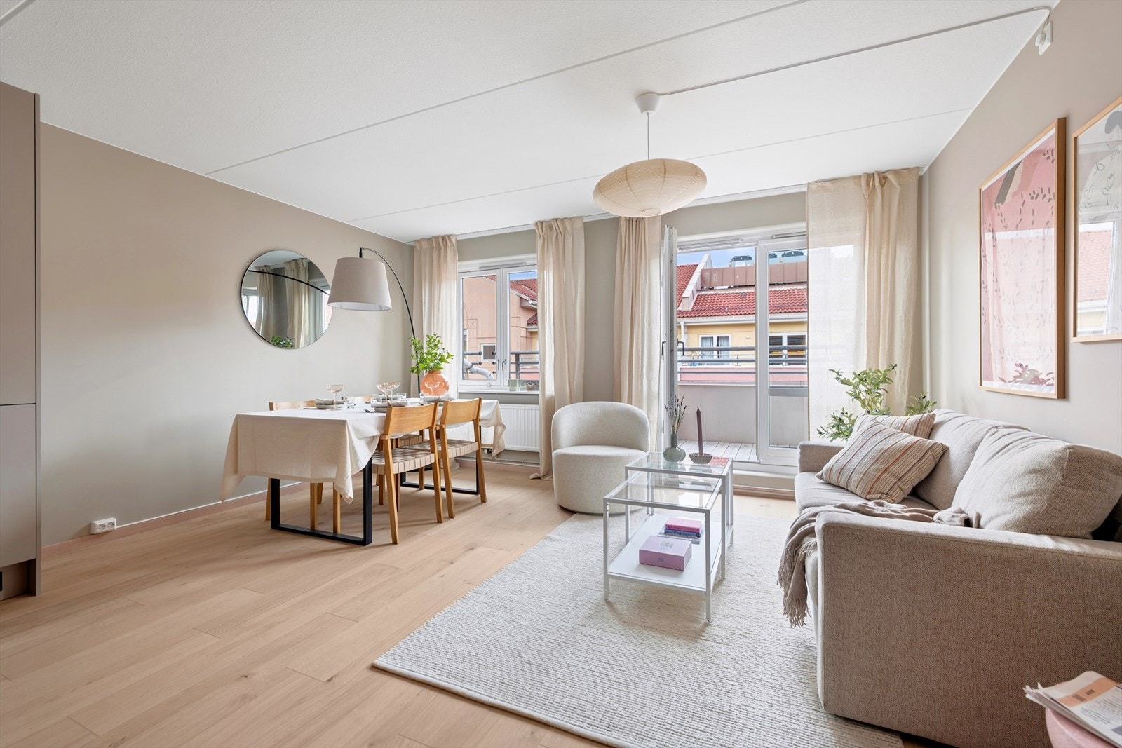 Her er det enkelt å møblere med både sofagruppe og spiseplass. Galleribilde