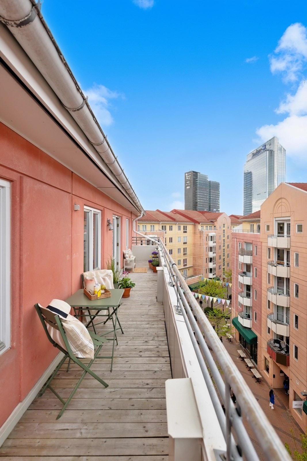 Her får du en flott 3-roms leilighet høyt i 6.etasje med 14 kvm takterrasse. Galleribilde