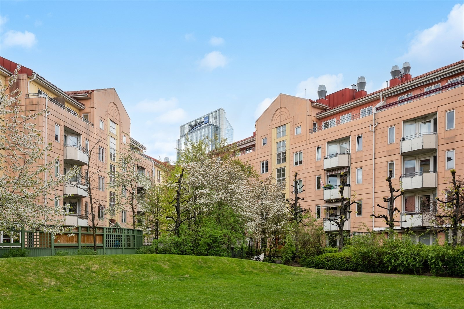 Bakgården er grønn og romslig, med lekeapparater, felles grill og god plass til å sette seg ned. Barna har også mulighet til å leke på uteområdene til barnehagen som ligger i sameiet når barnehagen er stengt. Galleribilde