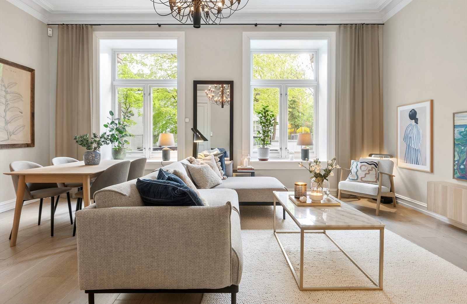Stuen oppleves lys og luftig med store vindusflater som slipper inn rikelig med naturlig lys. Galleribilde