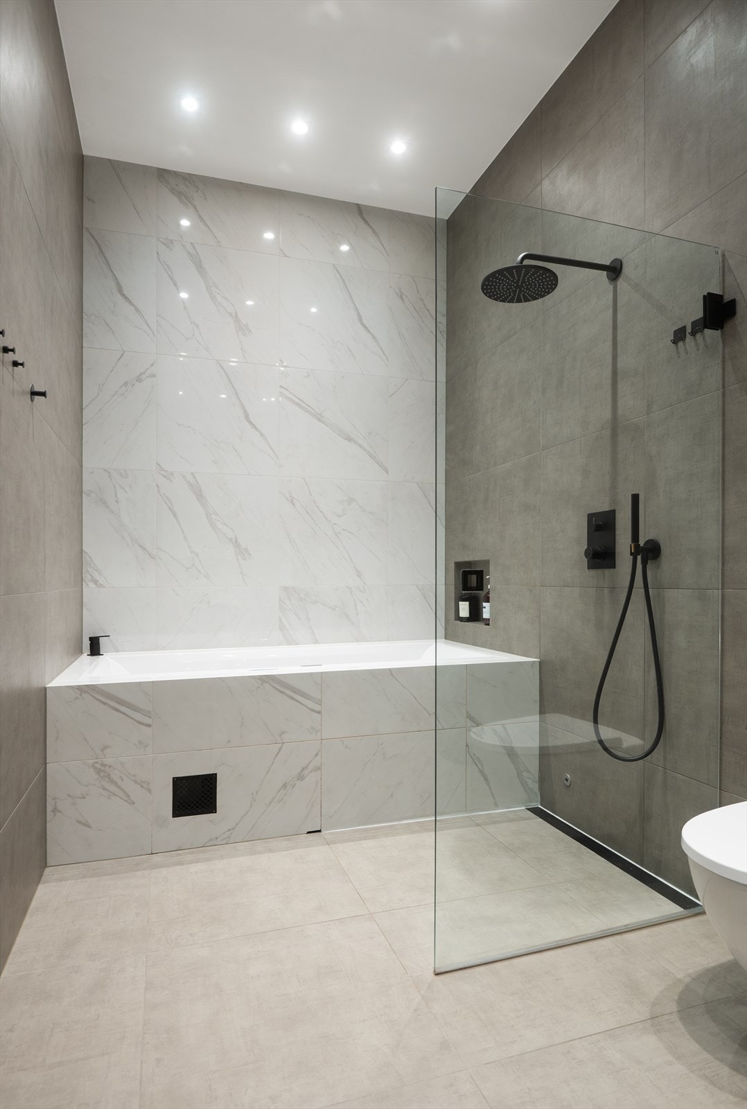 Badet består av flislagte vegger, flislagt gulv med varmekabler og malt himling. Galleribilde