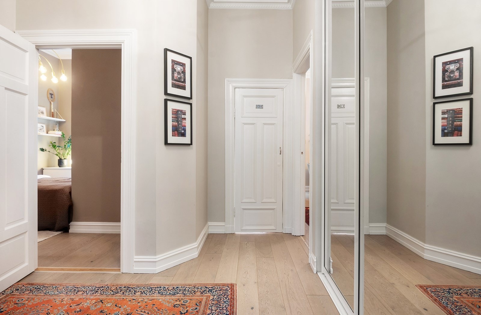 Romslig gang med skyvedørsgarderobe. Galleribilde