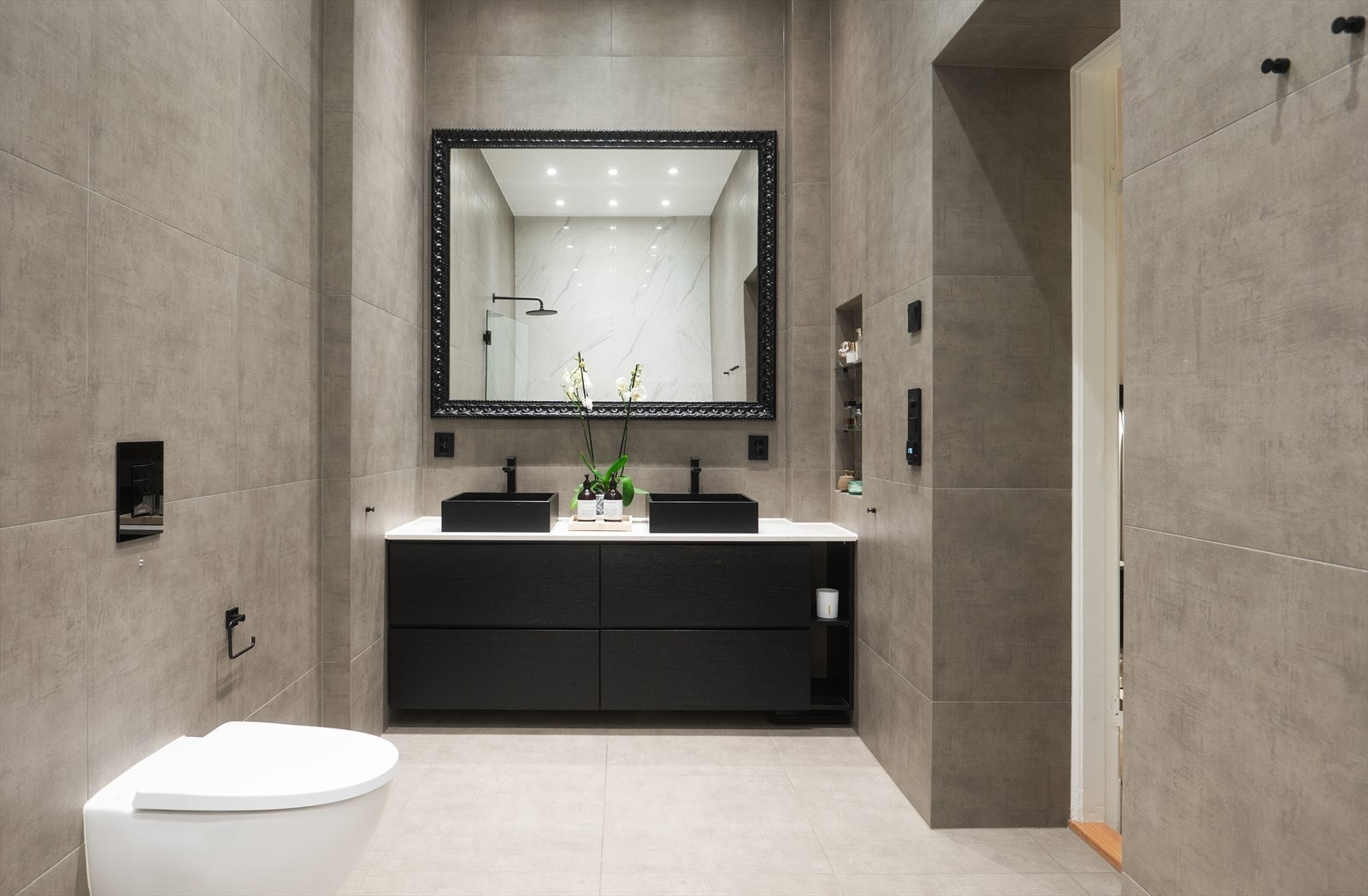 Silestone benkeplate med 2 stk. steinservanter og underskuffer. Galleribilde
