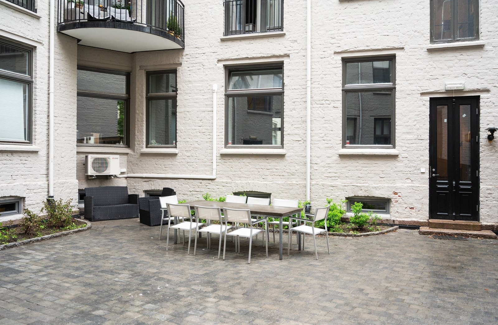 Hyggelig bakgård med grøntområder og utemøbler til glede for sameiets beboere. Galleribilde