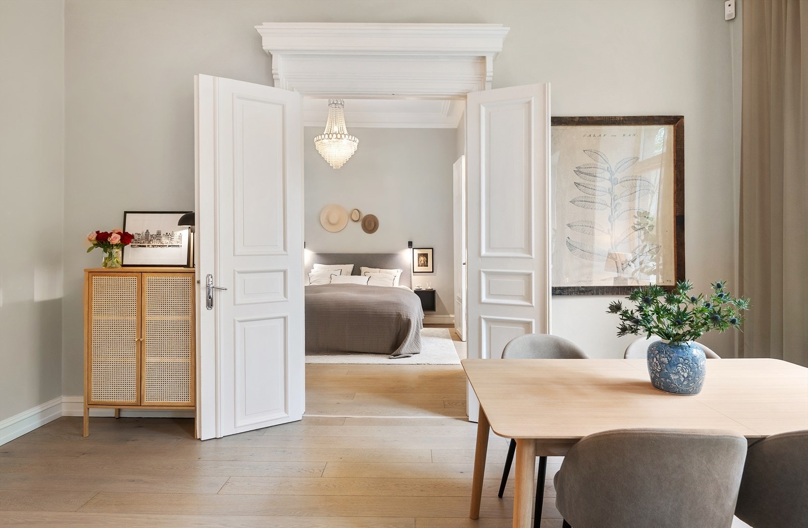Store fløydører og klassiske elementer. Galleribilde