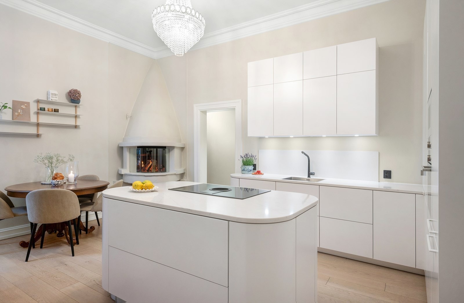 Velutstyrt og lekkert Schmidt kjøkken fra 2018 med hvite, folierte og glatte fronter. Silestone benkeplate med planlimt vaskekum og Silestone backsplash. Galleribilde