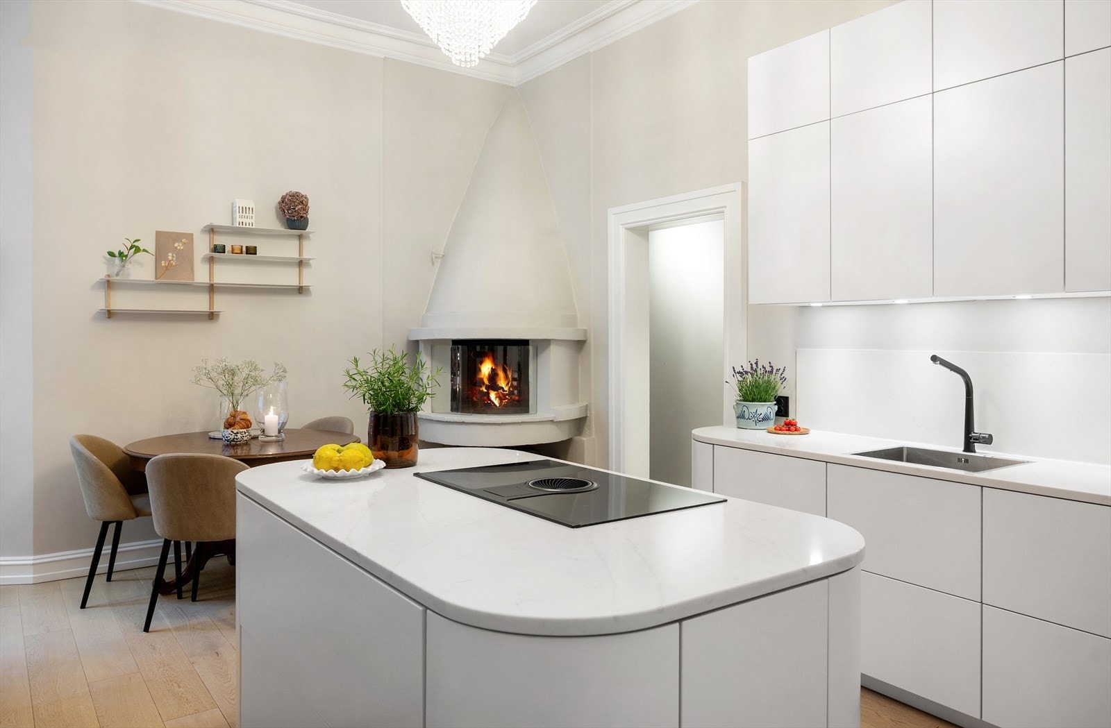 Kjøkkenøy med nedfelt Elica induksjon platetopp med integrert kullfilter ventilatorvifte. Galleribilde