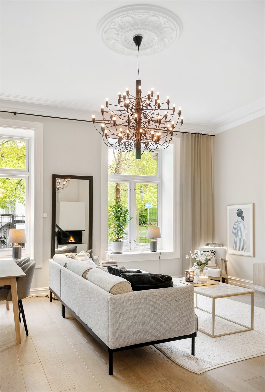 Klassiske detaljer som god takhøyde på 3,45m, store vindusflater, rosett, fløydører og fine farger- og materialvalg. Galleribilde