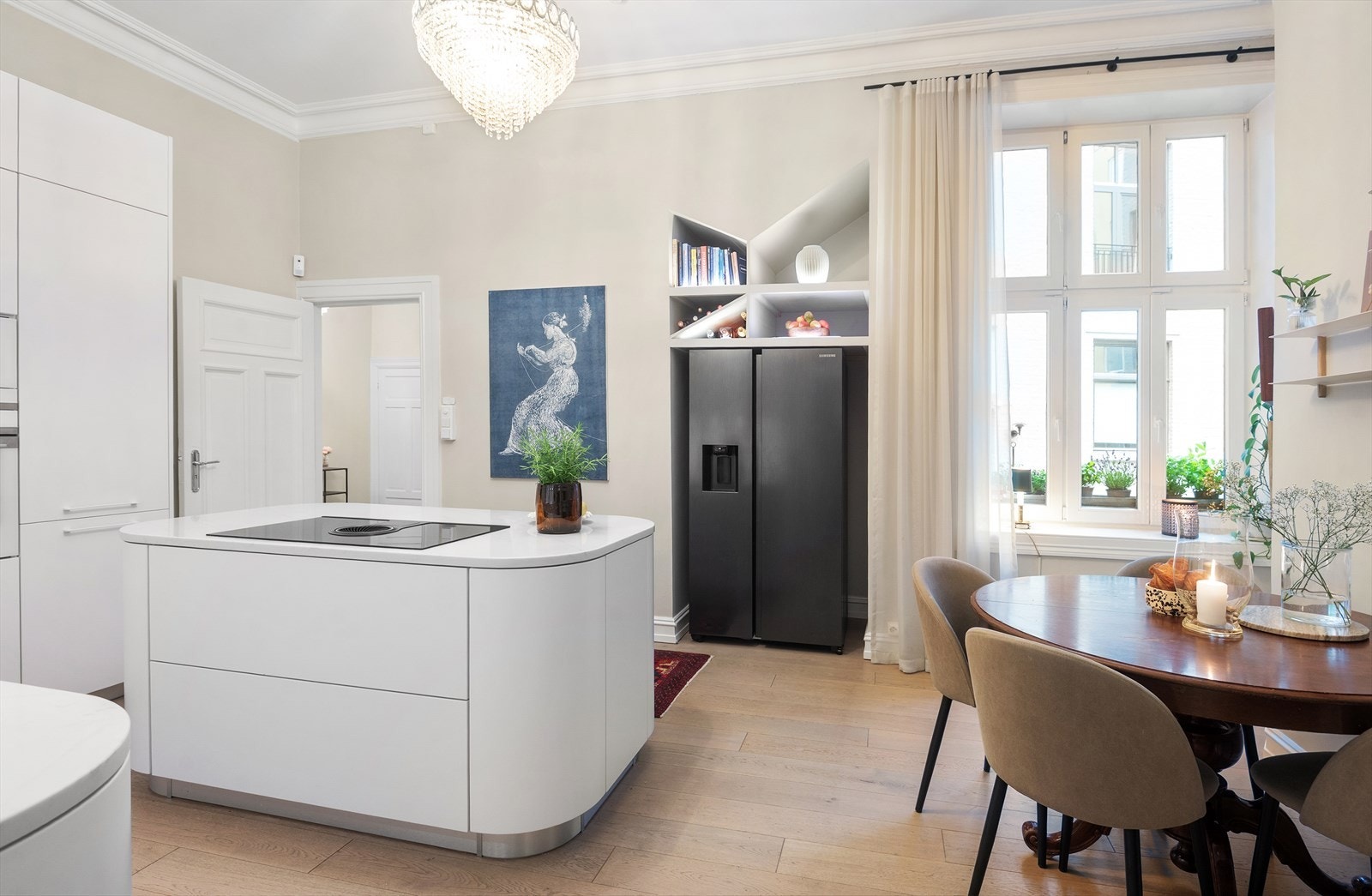 Integrert Siemens stekeovn og micro, Bosch oppvaskmaskin og kjøl og frys. I tillegg frittstående kjøl og frys. Galleribilde
