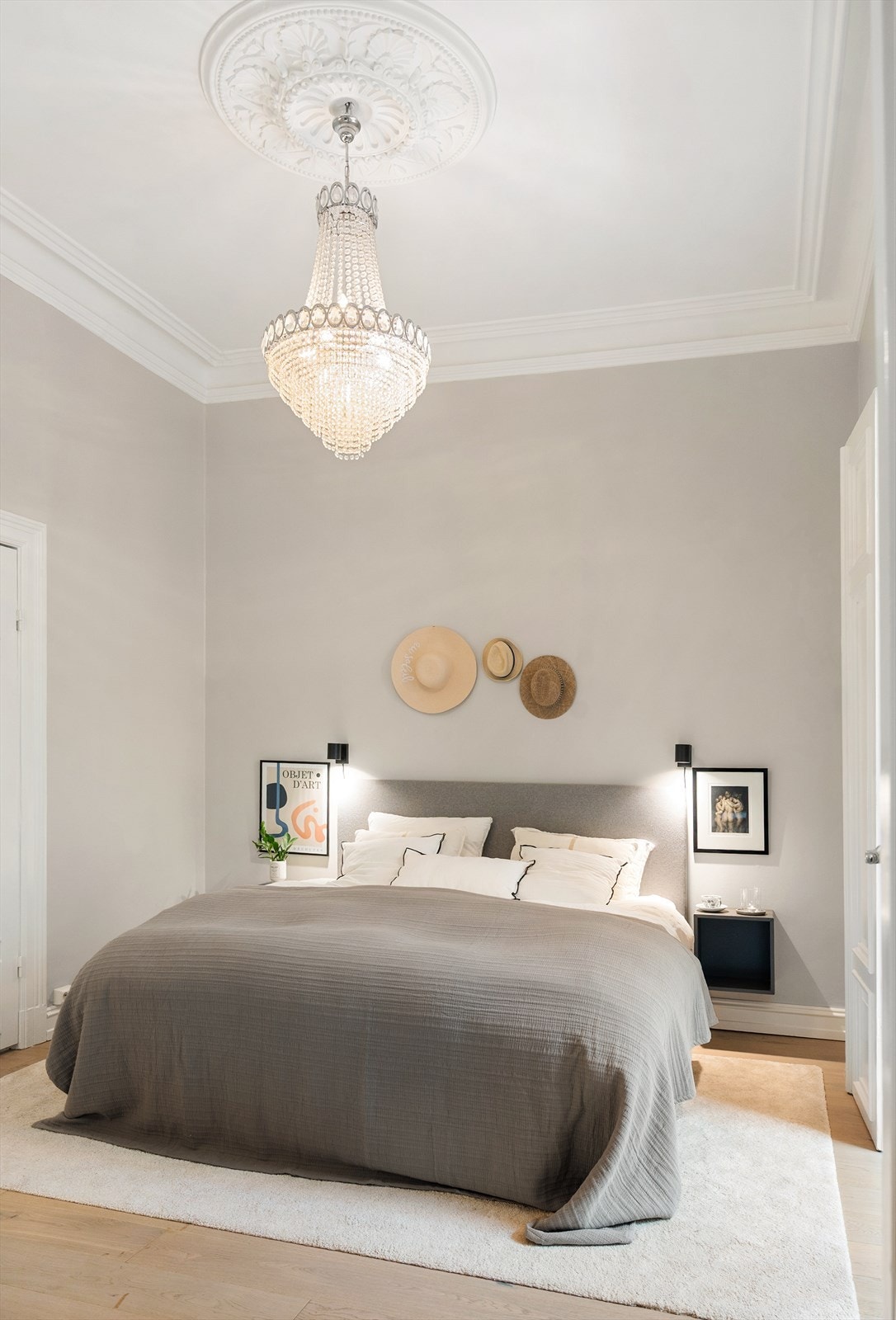 Romslig hovedsoverom med egen bad en-suite og walk-in/kontor/soverom 4. Galleribilde
