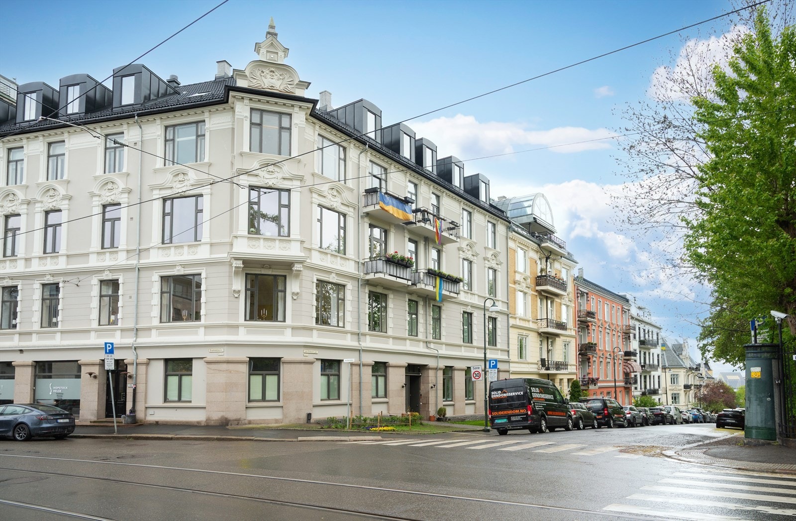Svært velholdt bygård hvor følgende er rehabilitert de siste år; pipeløp, drenering, fasade, kjeller med tilhørende boder, bakgård, portrom, tak, brannsikring og trappeoppganger Galleribilde