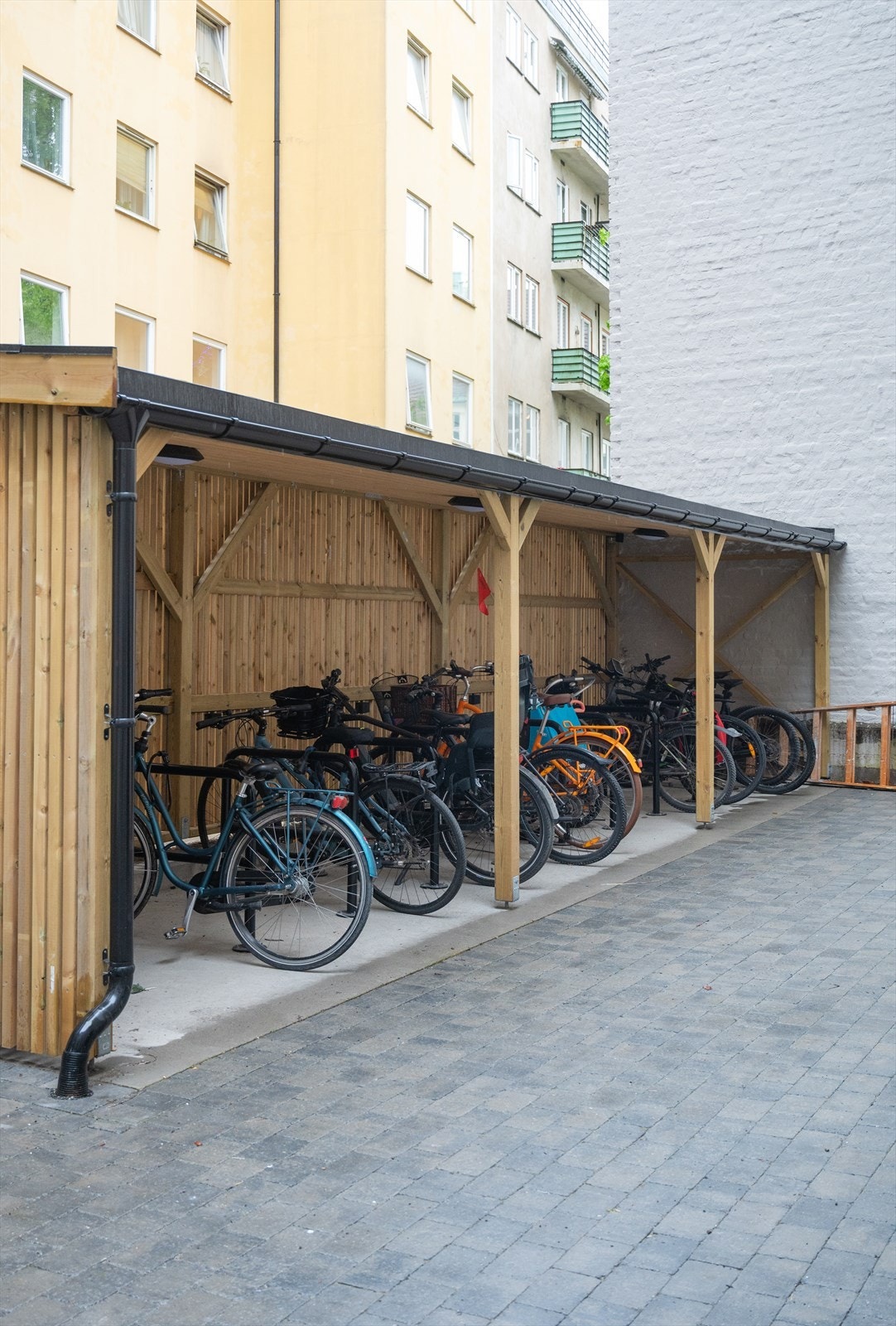 Felles sykkelparkering med ladere til 20 elsykler. Galleribilde