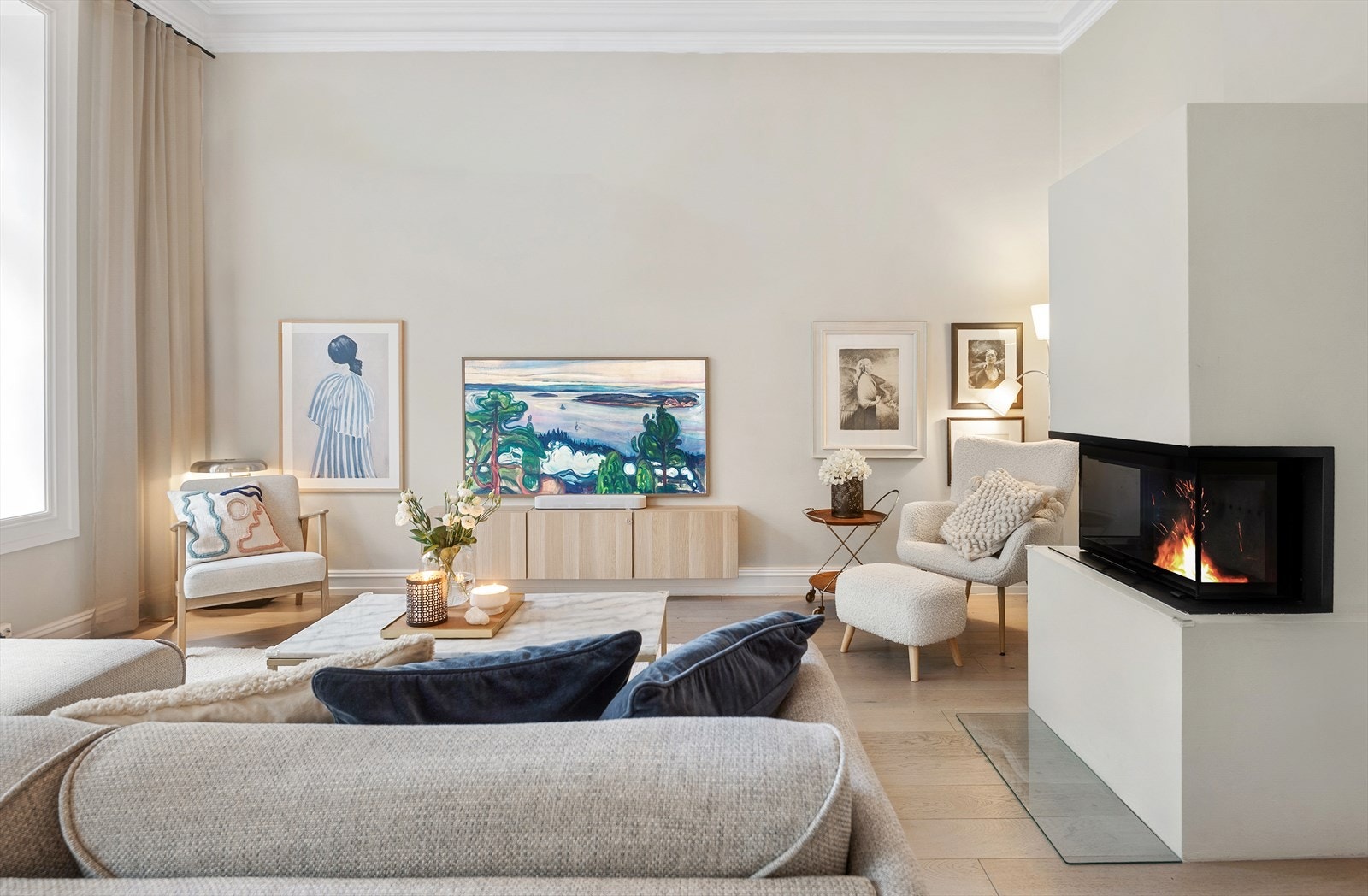 Gode møbleringsmuligheter med plass til en stor sofagruppe, lenestoler og mediemøblement. Galleribilde