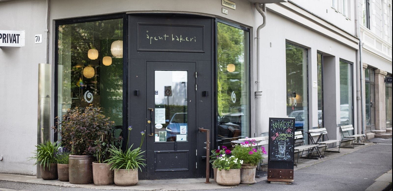 Det er flere populære spisesteder og hyggelige kafeer i nærområdet. Galleribilde